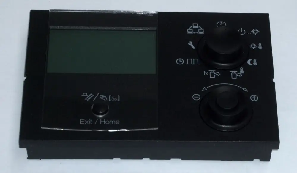 Bedieneinheit von Daikin mit einem digitalen Display und mehreren Bedienelementen zur Steuerung. Enthält Symbole für verschiedene Funktionen und Einstellungsmöglichkeiten.